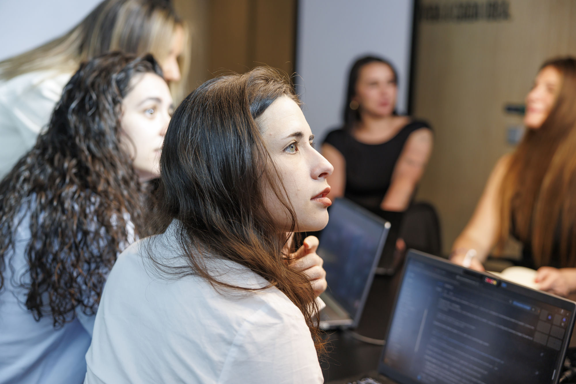 Equipo de IO Digital X analizando arquitectura de modelos de lenguaje en una sesión de trabajo
