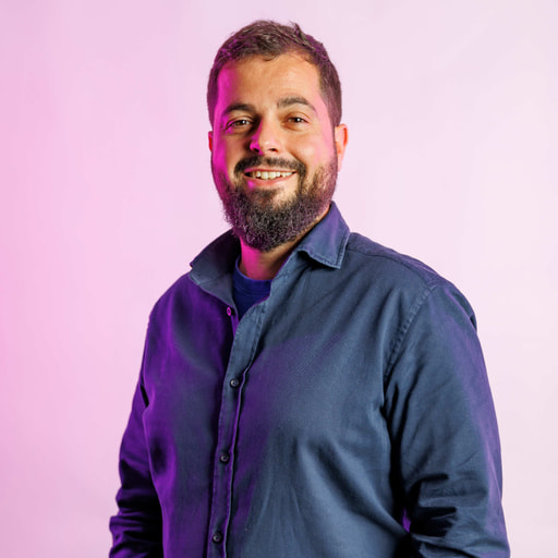 Víctor Corrales